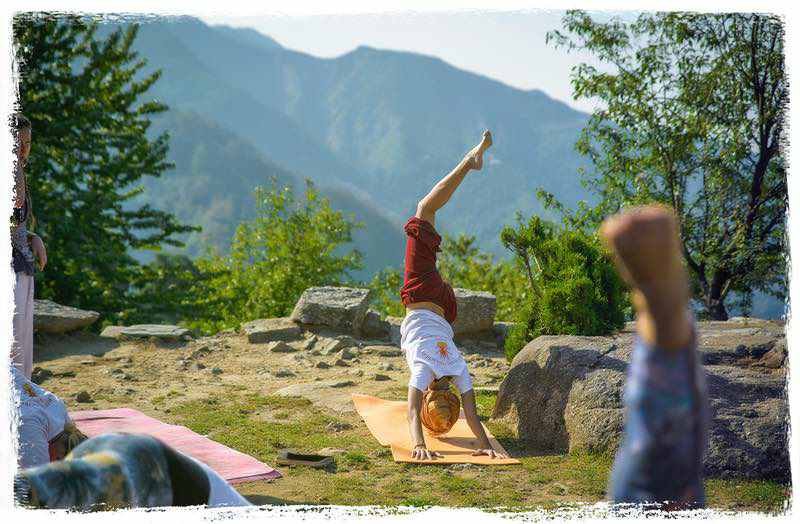 onelegup-dh | Yoga Teacher Training in India at Shree Hari School | Certified YTT course vinyassa flow in the himalaya mountains ins Dharamshala