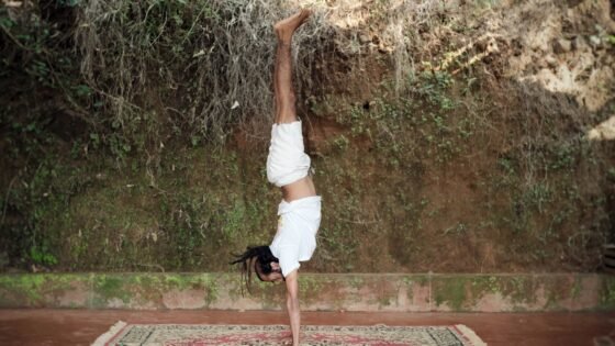 adho mukha vrksasana